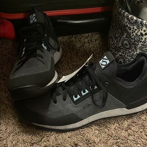 adidas Women's Fitness Shoes, Multicolour Carbon